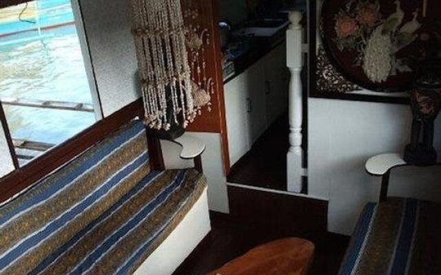 EL Nido Floating Hotel