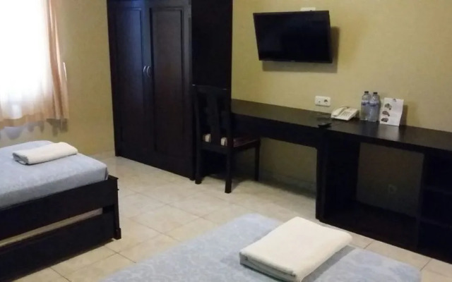 Capital O 1662 Ole Suites Hotel