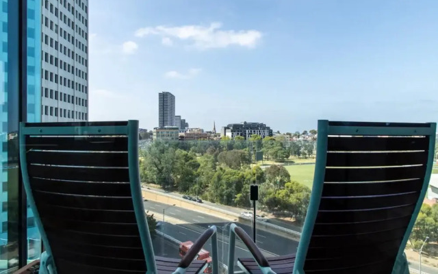 Bright 2 Bedroom Apartment With Rooftop Pool