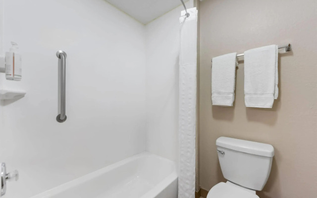 Super 8 by Wyndham Elgin