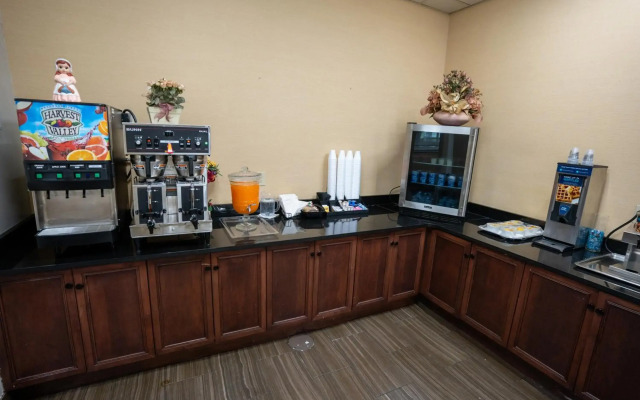 Clarion Hotel Detroit Metro Airport