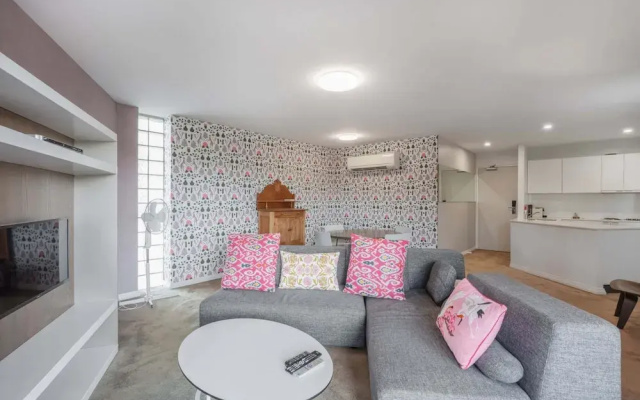Sleek 2-bed Apartment in Vibrant Kingston
