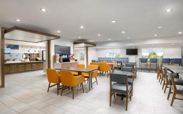 Holiday Inn Express Las Vegas - Stadium Area by IHG