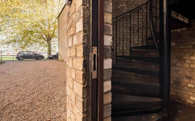 City Centre Location - Over Looking Parkers Piece! Private Entrance