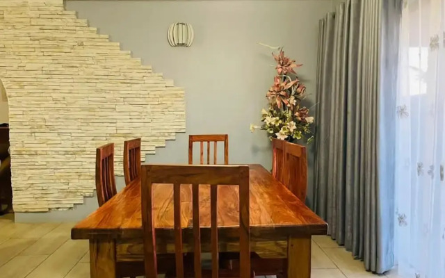 Lovely 3 bed in Selborne Park With Pool - 2234