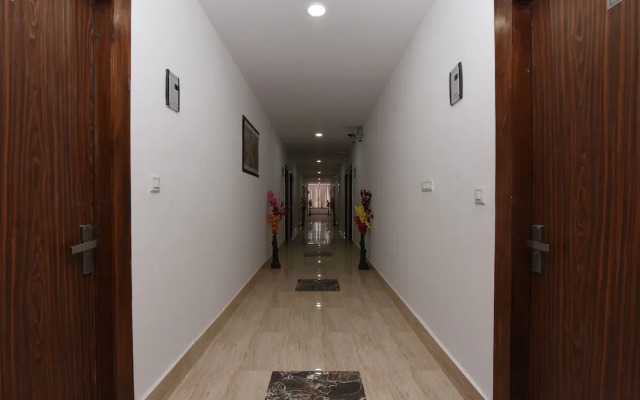 OYO 13310 Noida Suites