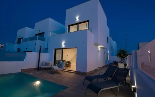 Luksusvilla med privat basseng - plass til 2 familier