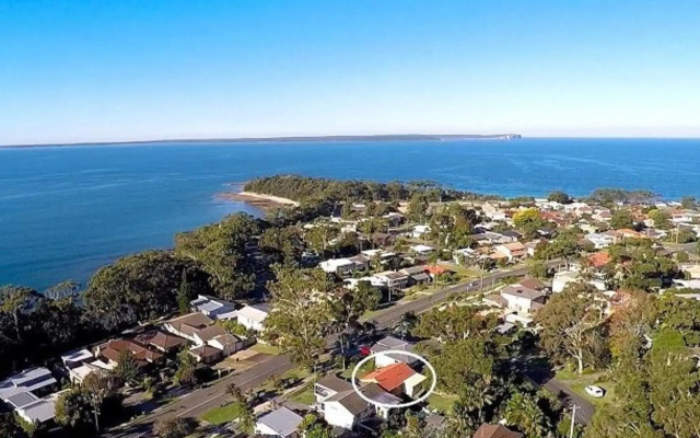 Stylish Family Beach House Walking Distance to 3 Beaches