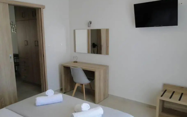 Chrysanthe's Apartments No4