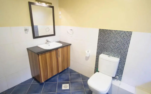 Peaceful, Spacious, Open-plan 2br apartment set in mature garden
