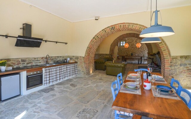Stunning Home in Arezzo With 5 Bedrooms, Jacuzzi and Wifi