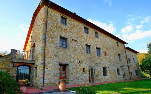 Villa with private swimming pool, spacious garden and magnificent views, 2km away from the town