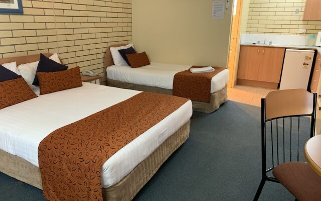 Riverland Motor Inn & River's Restaurant