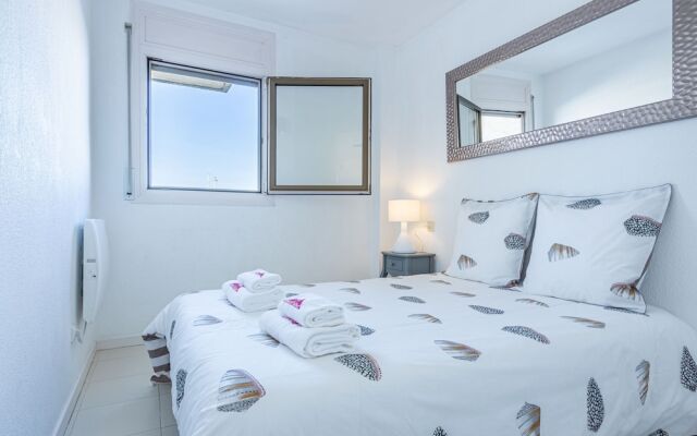 Peaceful Apartment in Empuriabrava with Terrace near Beach