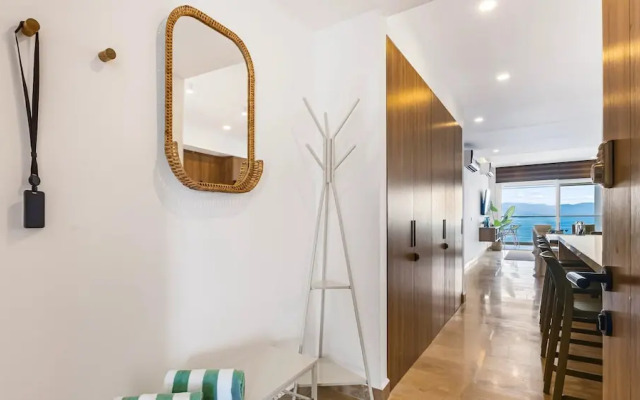 Stylish Beachfront 2BR - Balcony & Pools