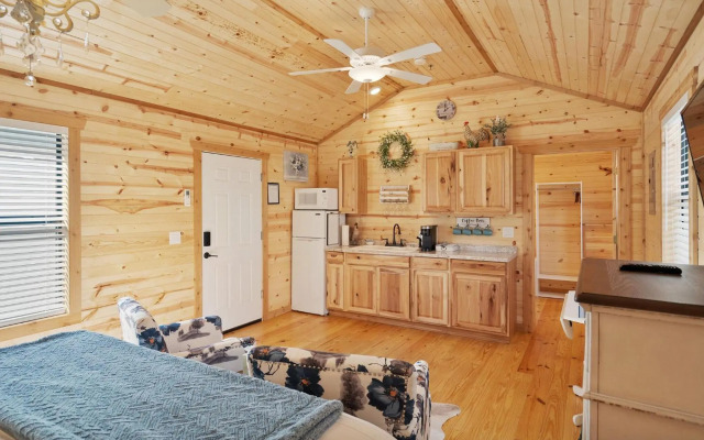 Stunning Cabin Right on Main St!