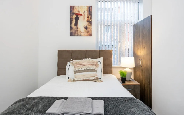Charming 4-bed Guest House in Salford