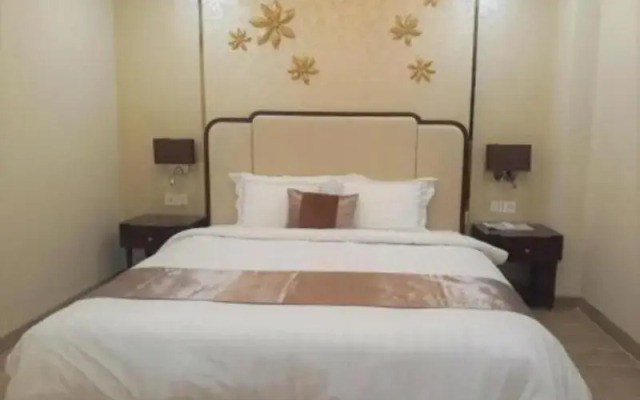 Golden Tree Hotel & Apartment By Zuzu