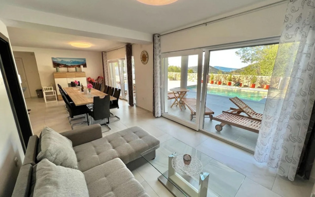 Large Holiday House With Swimming Pool and Terrace