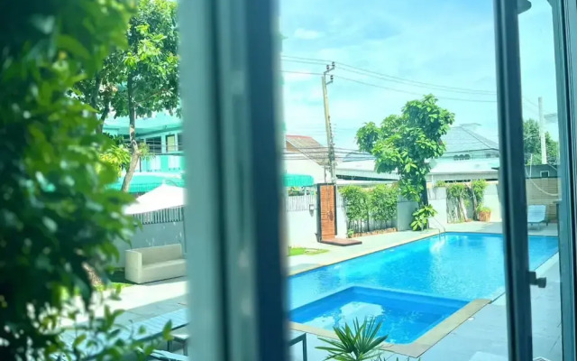 Crystal Suites Suvarnabhumi Airport