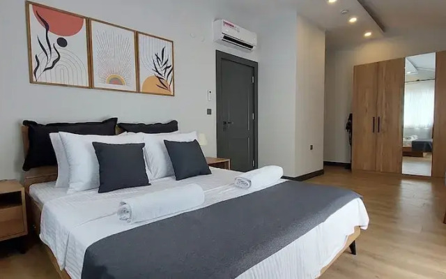 New Flat Large Living Space 4 Close to Lara Beach