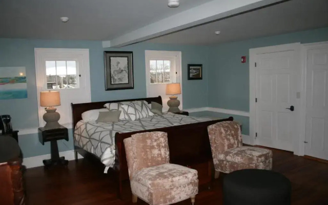 Shea's Riverside Inn & Motel