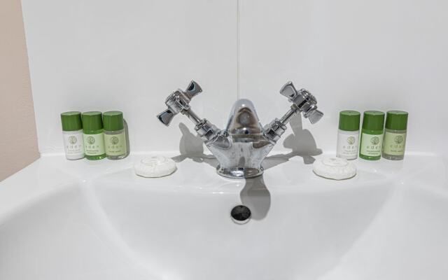 Bright 2 BR Battersea Flat With Great Location