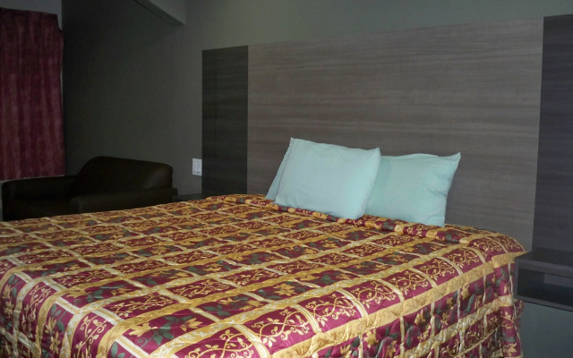 Econo Lodge Inn & Suites