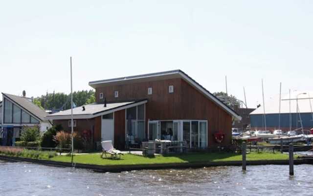 House by Uitgeestermeer With Garden