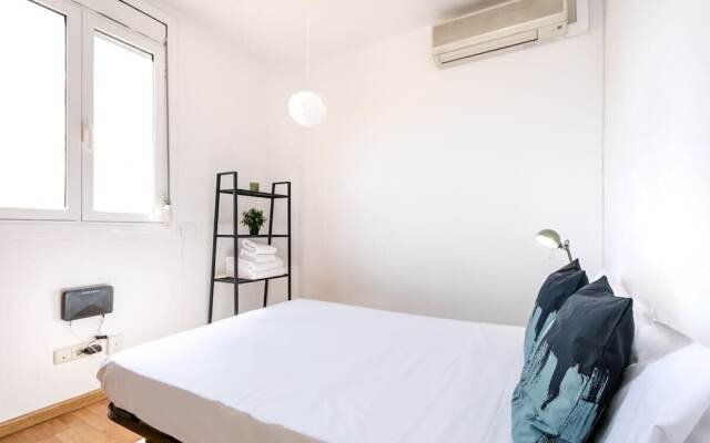 Lovely 2bed W/balcony in City Center, Near Metro