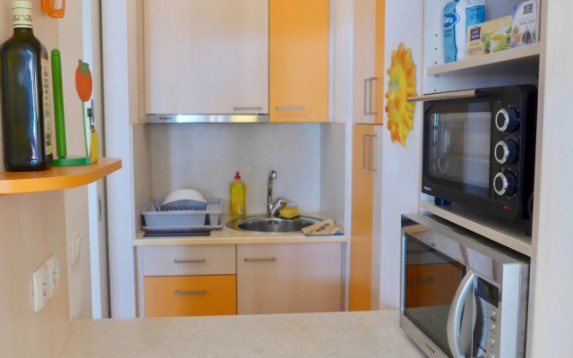 Sunny and Lively Apartment in City, Free Parking