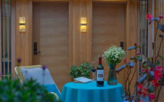 Lijiang see and not see inn