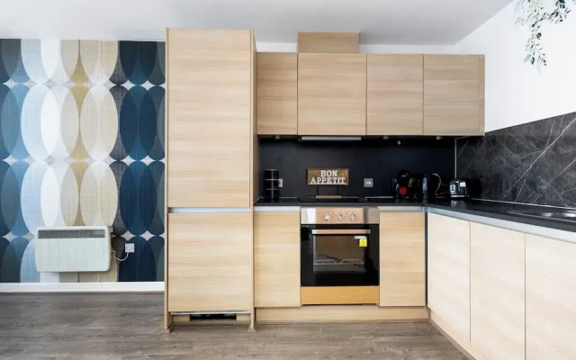 Bullring Lux Suite- Netflix-free Parking-sleeps 6