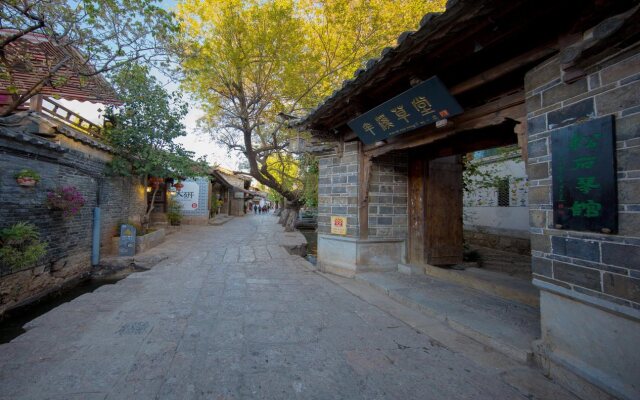 Lijiang Banxicaotang Inn