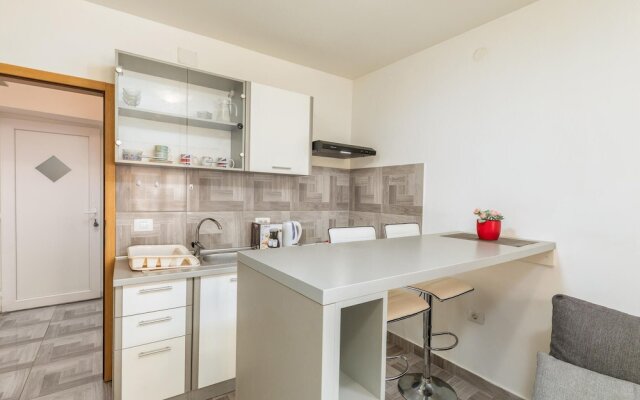 Beautiful Apartment in Stinjan With Wifi