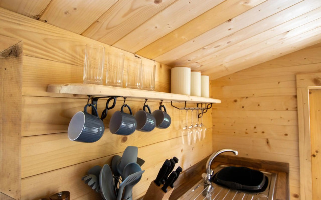 New Stunning Lake View Log Cabin With Hot Tub