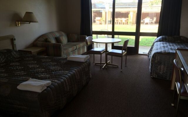 The Glades Country Club Motor Inn