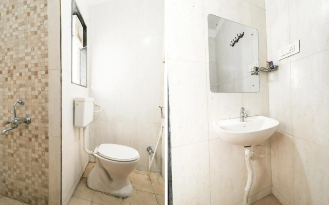 OYO 68826  R K Lodging And Amrut Restaurant