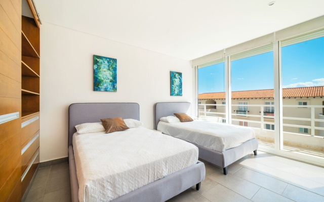 3 BR Condo with Rooftop Pool - Love 203