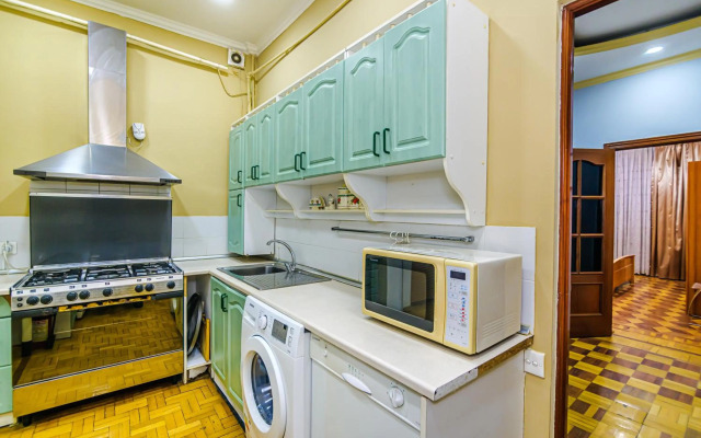 M Estate. Targovu. Nizami Street 4 room. (021).