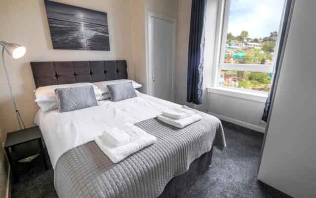 ☆ Bright, 2 Bedroom West End Apartment ☆
