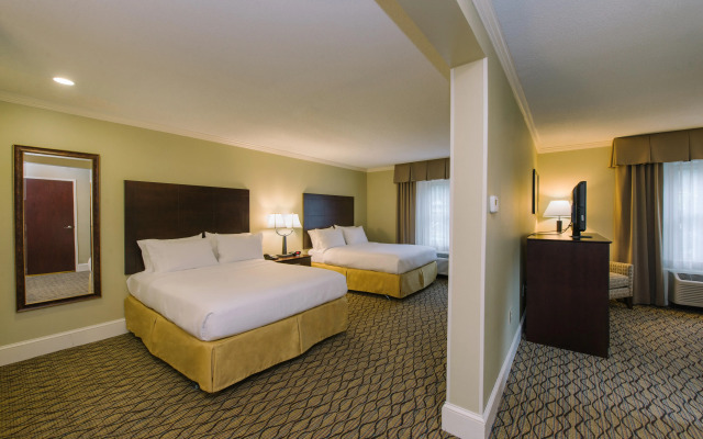 Holiday Inn Express & Suites Merrimack