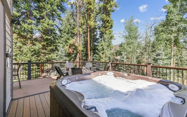 Friendly Fox Chalet 8 Bedroom Home by RedAwning