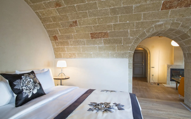 Moni Emvasis Luxury Suites