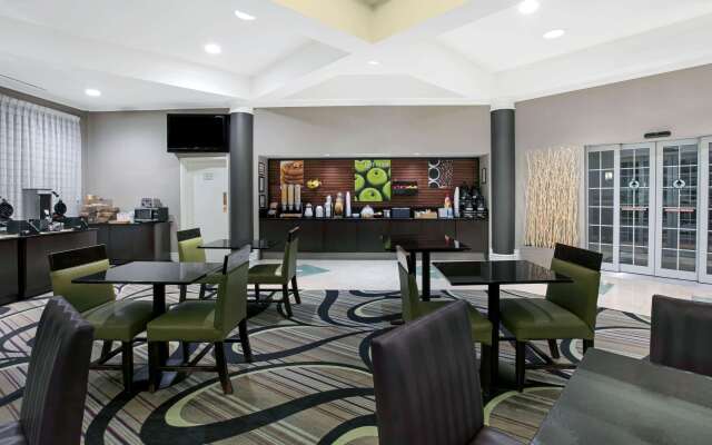 La Quinta Inn & Suites by Wyndham Dallas Arlington South