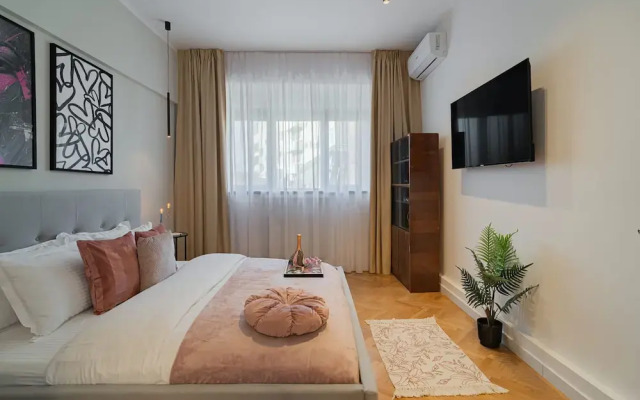 Vibrant & Spacious 3BR Condos on Amzei Square