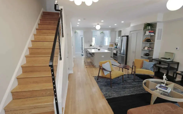 Stadium Armory Stay - 3 Bedroom