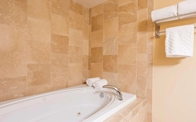 Best Western Plus Cottontree Inn