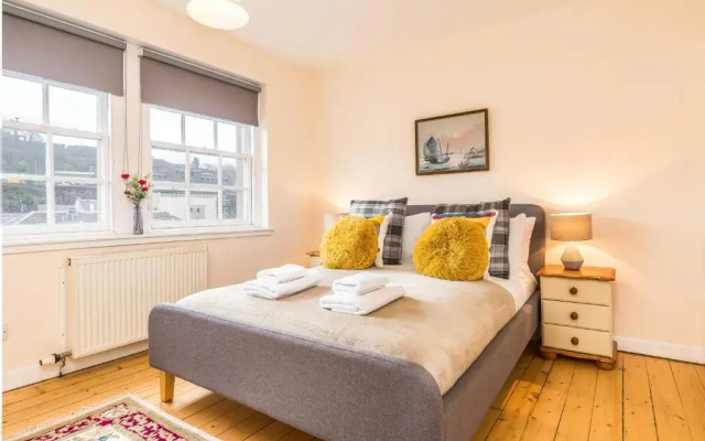 Sunny & spacious Royal Mile apt dating from 1677