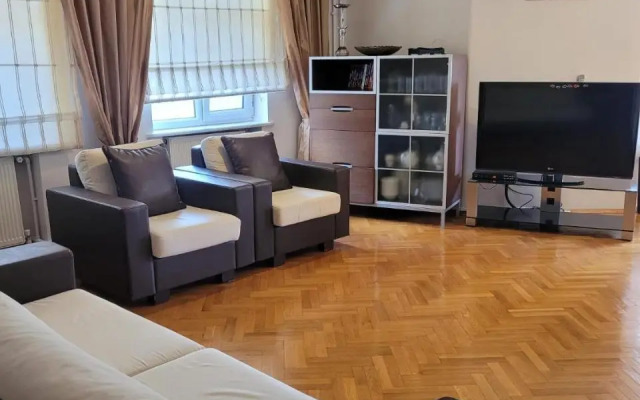 4+1 merkezi konumda ferah daire